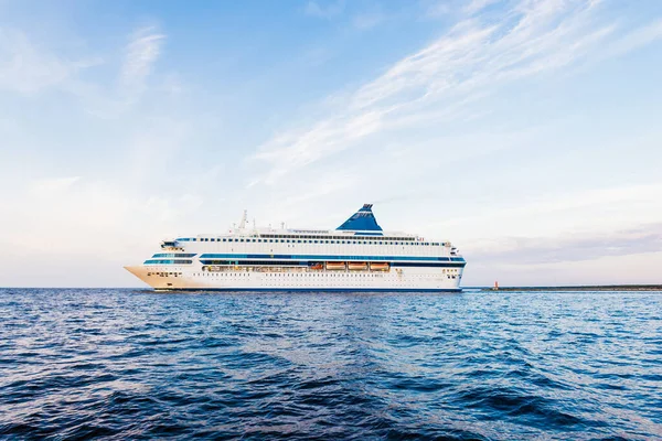 Large White Cruise Liner Passenger Ship Sailing Riga Bay Baltic — Stock Photo, Image