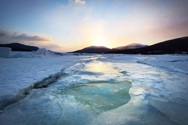 Cresta Presión Hielo Bahía Kandalaksha Atardecer Nubes Noche Coloridas Montañas —  Fotos de Stock