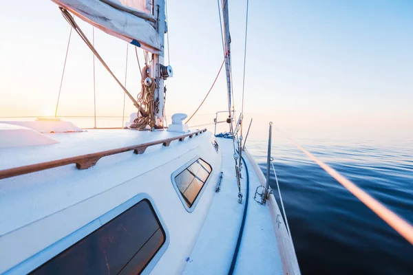 Спокійна Вода Білий Шлюп Зірвав Яхту Під Час Заходу Сонця — стокове фото