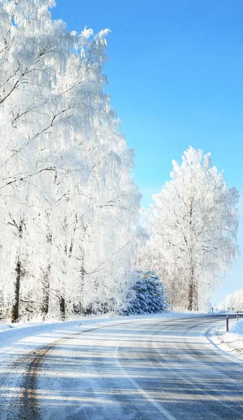 雪に覆われたフィールド 村を通って空の巻きS字型の高速道路の眺め 冬の田園風景 クリスマス休暇 危険な運転 オフロード — ストック写真