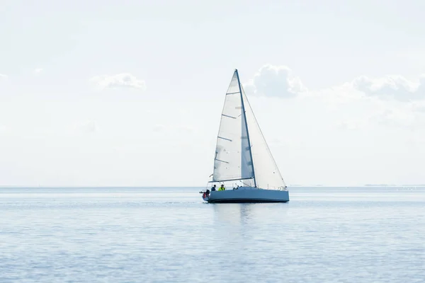 Sloop Branco Equipado Iate Moderno Navegando Mar Mediterrâneo Dia Ensolarado — Fotografia de Stock