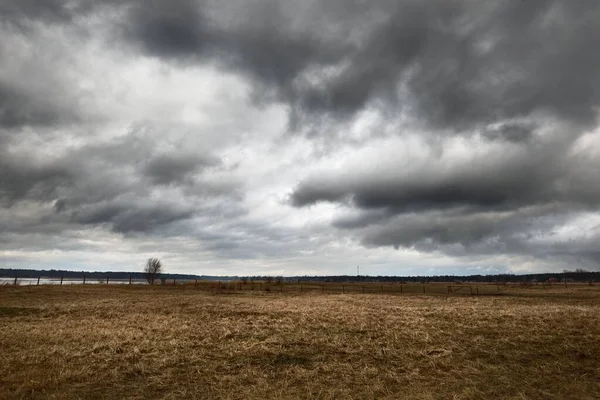Cielo Dramático Sobre Campo Antes Lluvia Letonia Escena Rural Primavera — Foto de Stock