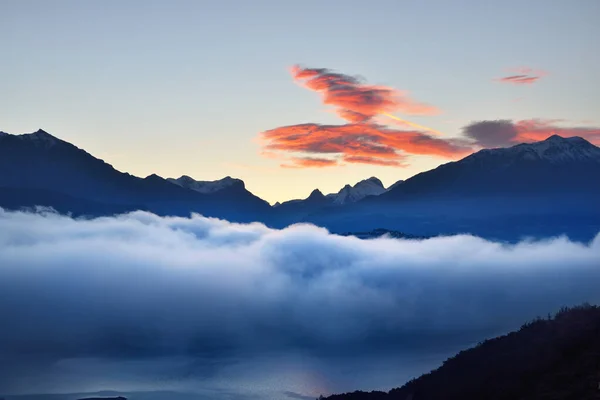 Picos Montanha Uma Névoa Manhã Nascer Sol Céu Colorido Claro — Fotografia de Stock