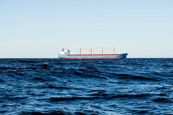 Gran Buque Carga Con Grúas Navegando Mar Abierto Día Despejado —  Fotos de Stock