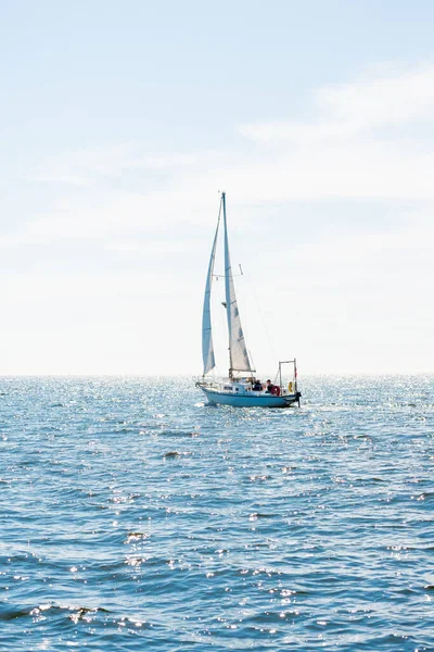 Sloop Branco Fraudou Iate Navegando Mar Mediterrâneo Dia Ensolarado Claro — Fotografia de Stock