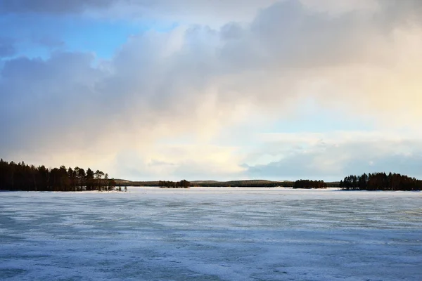 Dramatische Zonsondergang Hemel Boven Met Sneeuw Bedekte Bevroren Kuito Meer — Stockfoto