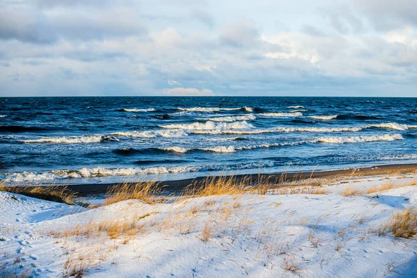 Mar Coberto Neve Dia Ensolarado Inverno Ondas Tempestuosas Frias Nuvens — Fotografia de Stock