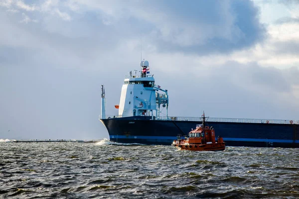 Gran Buque Carga Azul Barco Piloto Mar Báltico Olas Nubes — Foto de Stock