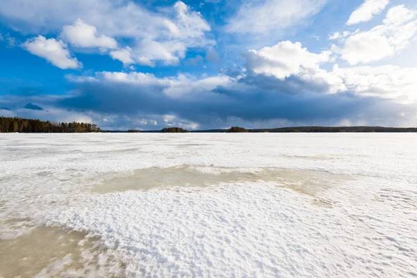 Dramatische Blauwe Lucht Boven Het Met Sneeuw Bedekte Bevroren Kuito — Stockfoto