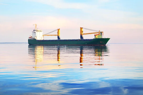 Großes Frachtkran Schiff Bei Sonnenuntergang Abendwolken Und Strahlende Sonne Ostsee — Stockfoto