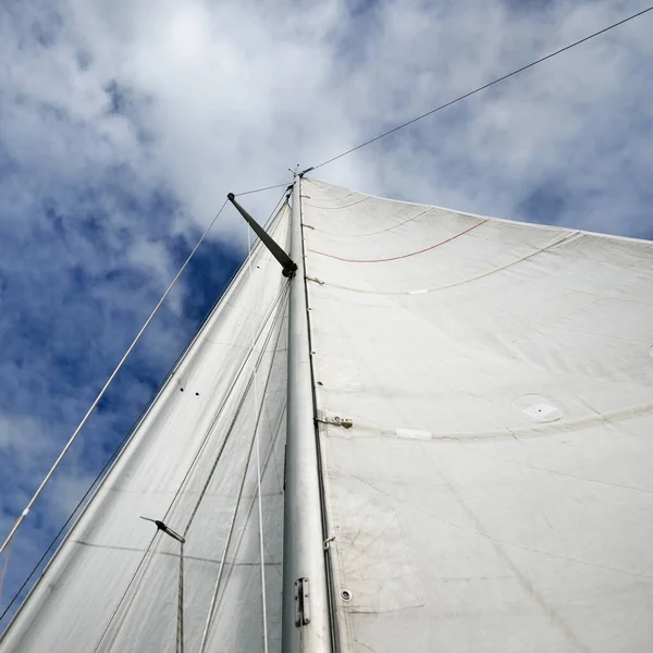 Blick Nach Oben Auf Den Mast Eines Segelbootes Einem Sommertag — Stockfoto