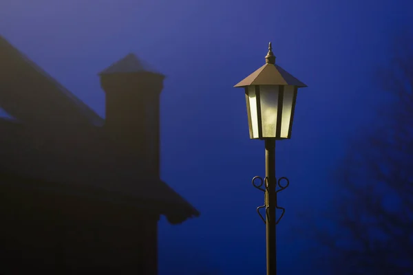 Ochtendmist Een Kasteelmuur Straatlantaarn Close Jaunmoku Pils Letland — Stockfoto