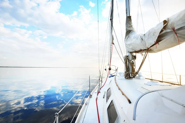 Vit Yacht Seglar Ett Stilla Vatten Vid Solnedgången Utsikt Från — Stockfoto