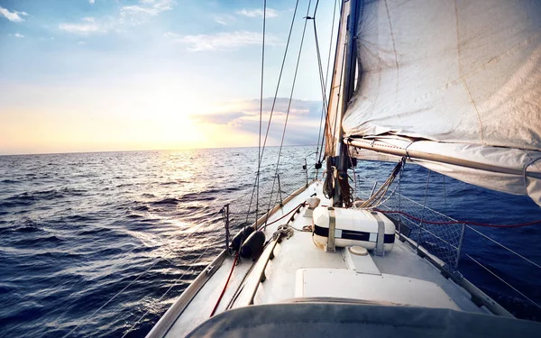 Bateau Voile Blanc Incliné Dans Vent Coucher Soleil Vue Pont — Photo