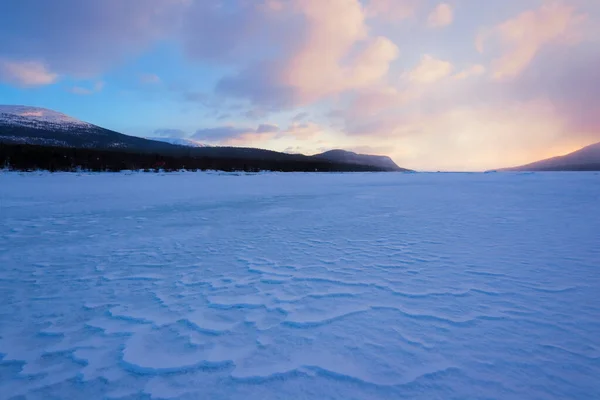 Een Uitzicht Kandalaksha Baai Bij Zonsondergang Kleurrijke Avondwolken Bergen Naaldbossen — Stockfoto