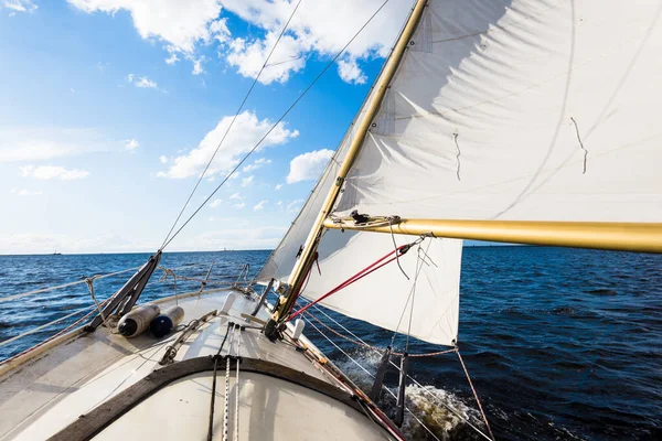 Sloop Sfałszował Jacht Pogodny Dzień Widok Pokładu Dziób Żagle Fale — Zdjęcie stockowe