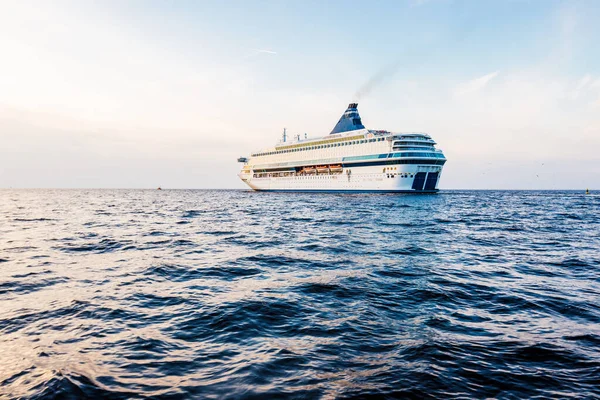 Velká Bílá Výletní Loď Osobní Loď Plachtění Rize Zálivu Baltského — Stock fotografie
