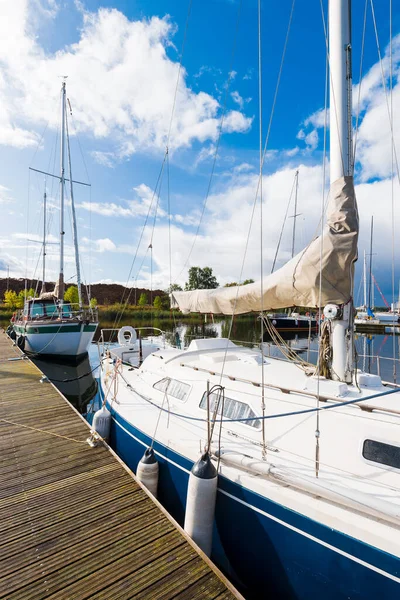 Segelbåtar Förtöjda Vid Brygga Närbild Utsikt Över Båtklubben Molnig Sommardag — Stockfoto