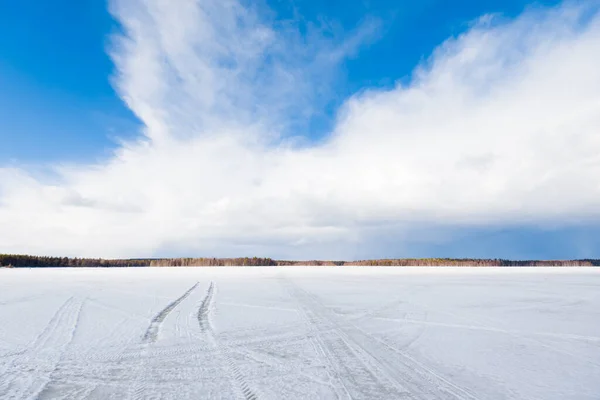Dramatyczne Niebo Nad Pokrytym Śniegiem Zamarzniętym Jeziorem Kuito Las Iglasty — Zdjęcie stockowe