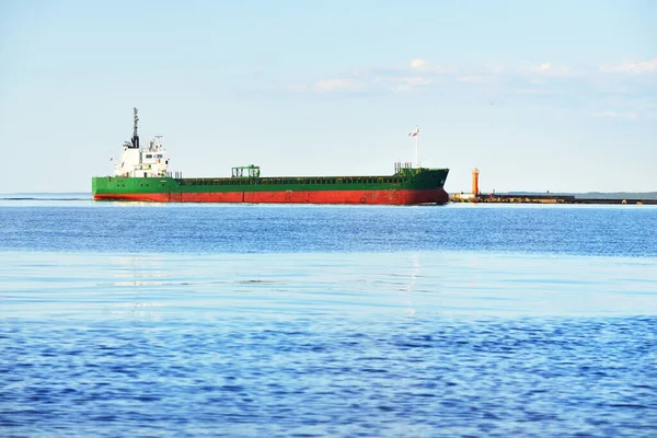 Grande Nave Carico Che Naviga Nel Mar Baltico Una Chiara — Foto Stock