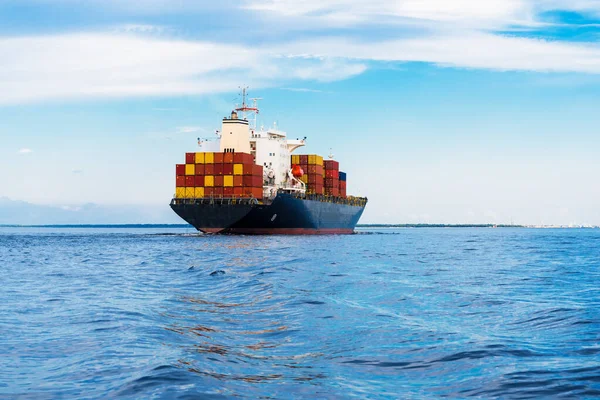 大型集装箱船驶离诺福克港 特写镜头 多云的蓝天 Virginia Usa — 图库照片