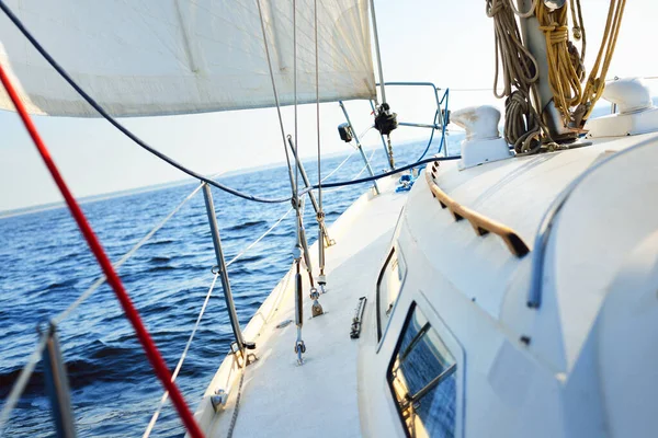 Weiße Jacht Segelt Einem Sonnigen Sommertag Nahsicht Vom Deck Auf — Stockfoto