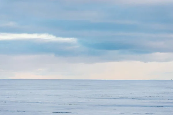 冬の風景 日没時の凍結雪に覆われた湖の景色 背景の森 カラフルな夜の雲 オンガ湖 カレリア ロシア — ストック写真