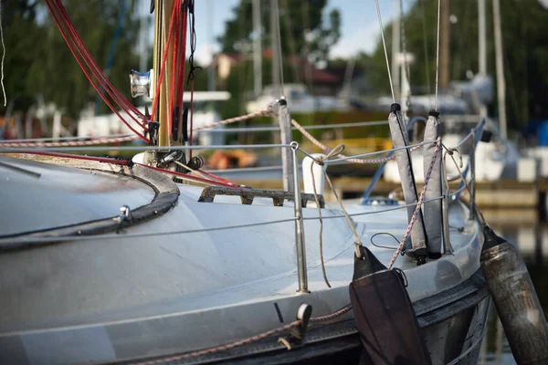 Biały Jacht Zacumowany Molo Pogodny Letni Dzień Zbliżenie Port Rydze — Zdjęcie stockowe