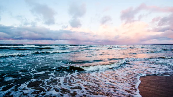 Colorido Atardecer Invierno Frías Olas Tormentosas Nubes Sobre Mar Báltico — Foto de Stock