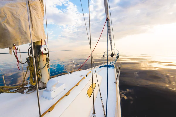 Weiße Jacht Segelt Einem Stillen Wasser Bei Sonnenuntergang Blick Vom — Stockfoto