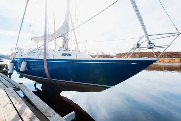 Blaues Segelboot Angehoben Von Einem Kran Der Nach Der Überwinterung — Stockfoto