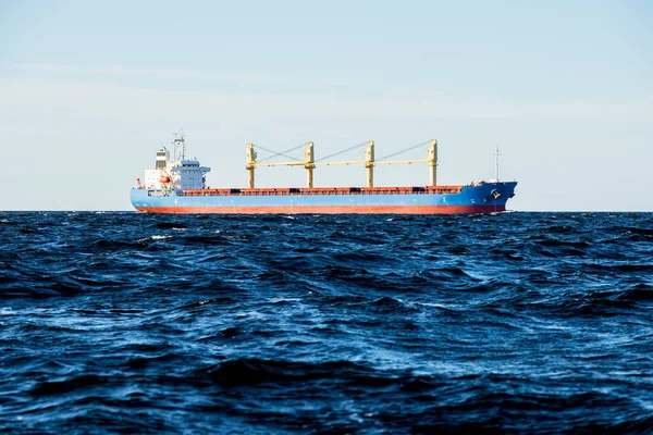 Duży Statek Towarowy Dźwigami Pływający Otwartym Morzu Pogodny Dzień Morze — Zdjęcie stockowe