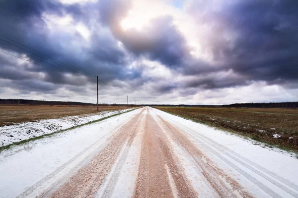 Sněhem Pokrytá Cesta Přes Pole Transformátorové Tyče Zblízka Dramatické Zapadající — Stock fotografie