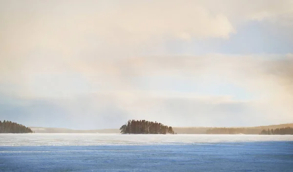 吹雪の後 雪に覆われた冷凍Kuito湖の上に劇的な空 背景に針葉樹林 冬の日没 カレリア ノース ラップランド — ストック写真