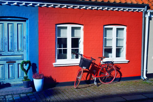 一辆红色的自行车停在旧砖房附近 可以看到隔离区内空旷的街道 由于病毒的爆发 人们都呆在家里 丹麦哥本哈根 — 图库照片