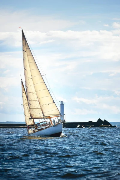 Vintage Barca Vela Legno Bianco Naviga Una Giornata Nuvolosa Faro — Foto Stock