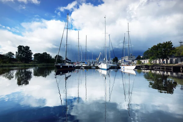 Vue Yacht Club Des Voiliers Gros Plan Ciel Orageux Réflexion — Photo