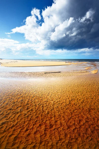 明媚的春日里 波罗的海清澈的海水和沙质的海滨 戏剧化的云雾 拉脱维亚 气候变化 — 图库照片