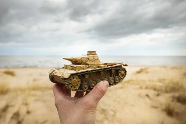 German Wwii Panzer Iii Scale Model Toy Tank Hand Close — Stock Photo, Image