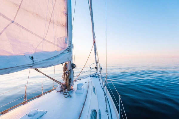 Calm Water White Sloop Rigged Yacht Sailing Sunset View Deck — Stock Photo, Image