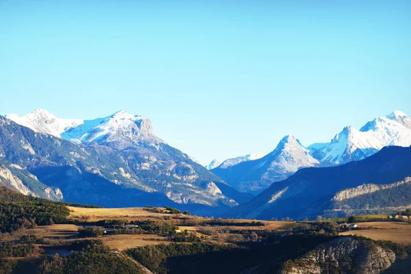 Güneşli bir kış gününde dağ zirveleri. Açık mavi gökyüzü. Fransız Alpleri, Ecrins Massif, Fransa. Idyllic manzara. Doğa, mevsimler, kış, kayak, Noel tatilleri. Panoramik görünüm