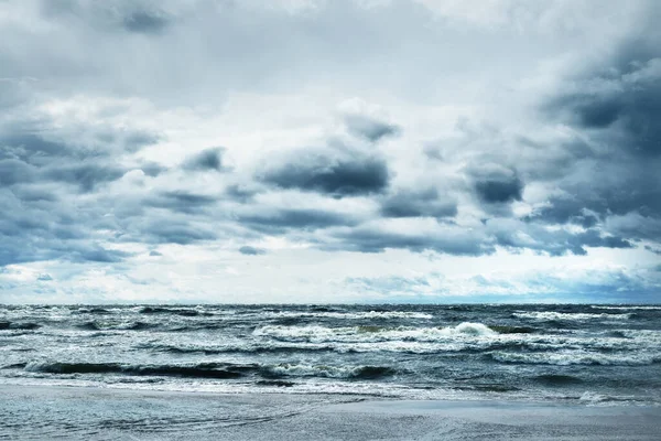 Donkerblauwe Bewolkte Lucht Boven Oostzee Stormgolven Uitzicht Vanaf Zeekust Letland — Stockfoto