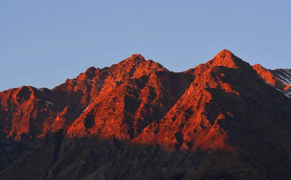 Bergtoppen Een Zonnige Winterdag Heldere Blauwe Zonsondergang Hemel Gouden Licht — Stockfoto