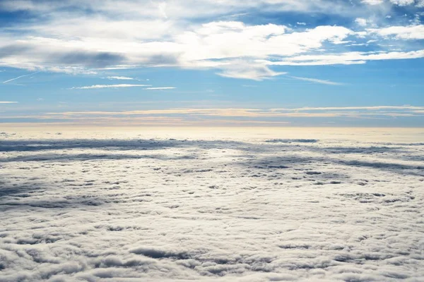 Uçaktan Nefes Kesici Bulut Manzarası Güneş Beyaz Bulutlar Denizinde Parıldıyor — Stok fotoğraf
