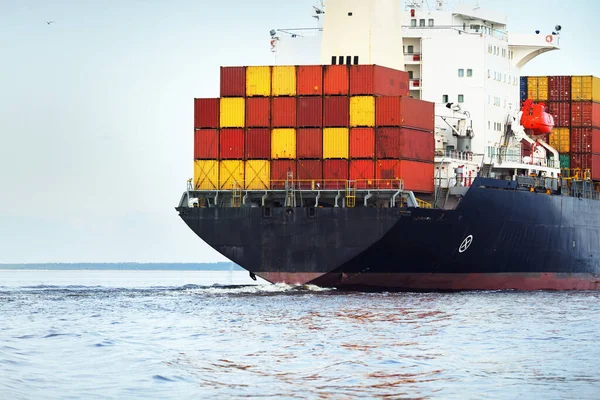 Ett Stort Containerfartyg Lämnar Hamnen Norfolk Närbild Molnblå Himmel Virginia — Stockfoto
