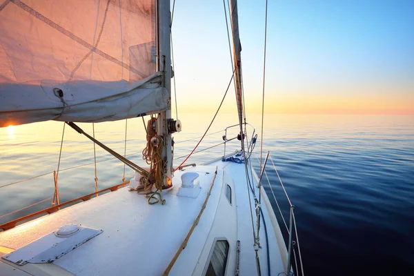 Eau Calme Yacht Blanc Naviguant Coucher Soleil Une Vue Pont — Photo