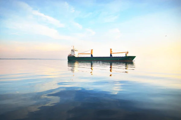 Groot Vrachtkraanschip Bij Zonsondergang Avond Bewolking Fel Zonlicht Oostzee Letland — Stockfoto