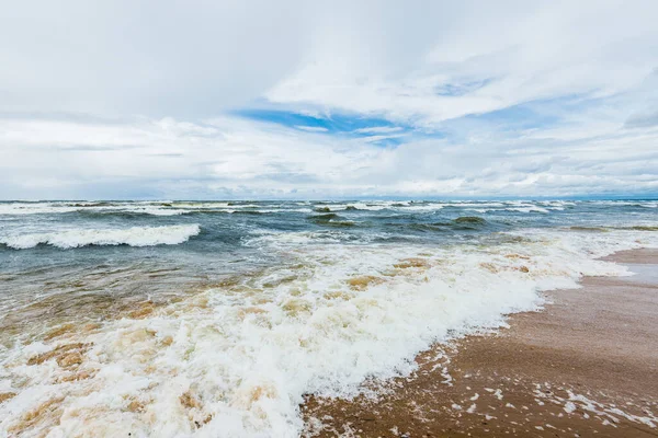 Бурная Погода Облачно Голубое Небо Волны Балтийское Море Латвия — стоковое фото