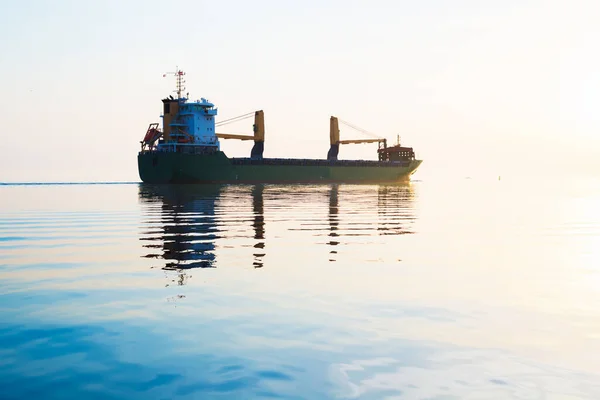 Grande Nave Gru Carico Tramonto Nuvole Serali Luce Solare Intensa — Foto Stock