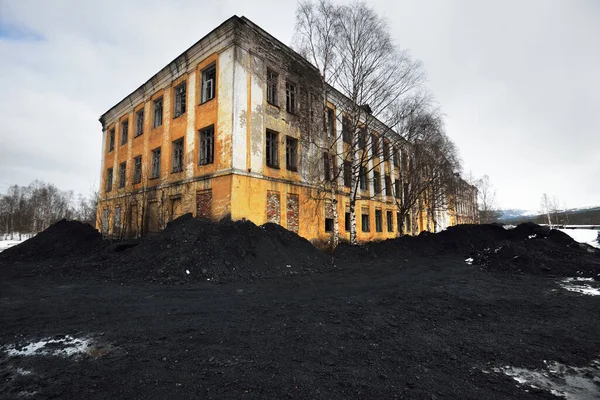 Edificio Histórico Abandonado Con Columnas Paisaje Invernal Región Murmansk Kandalaksha — Foto de Stock